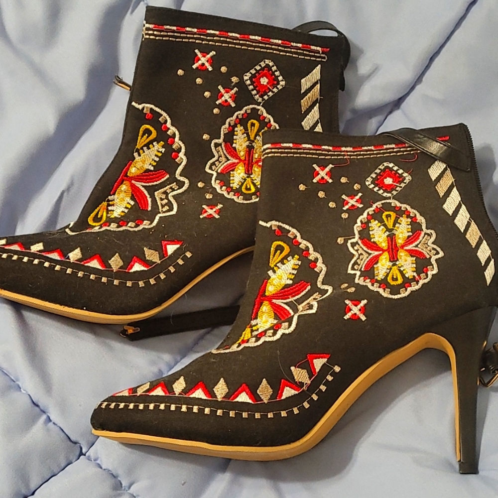 NEW Size 41 (9.5) Embroidered Booties